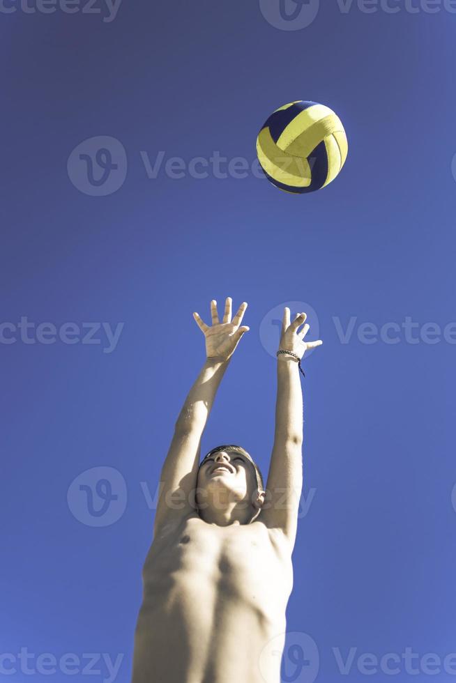 kind Toneelstukken volleybal Aan mooi zomer dag foto