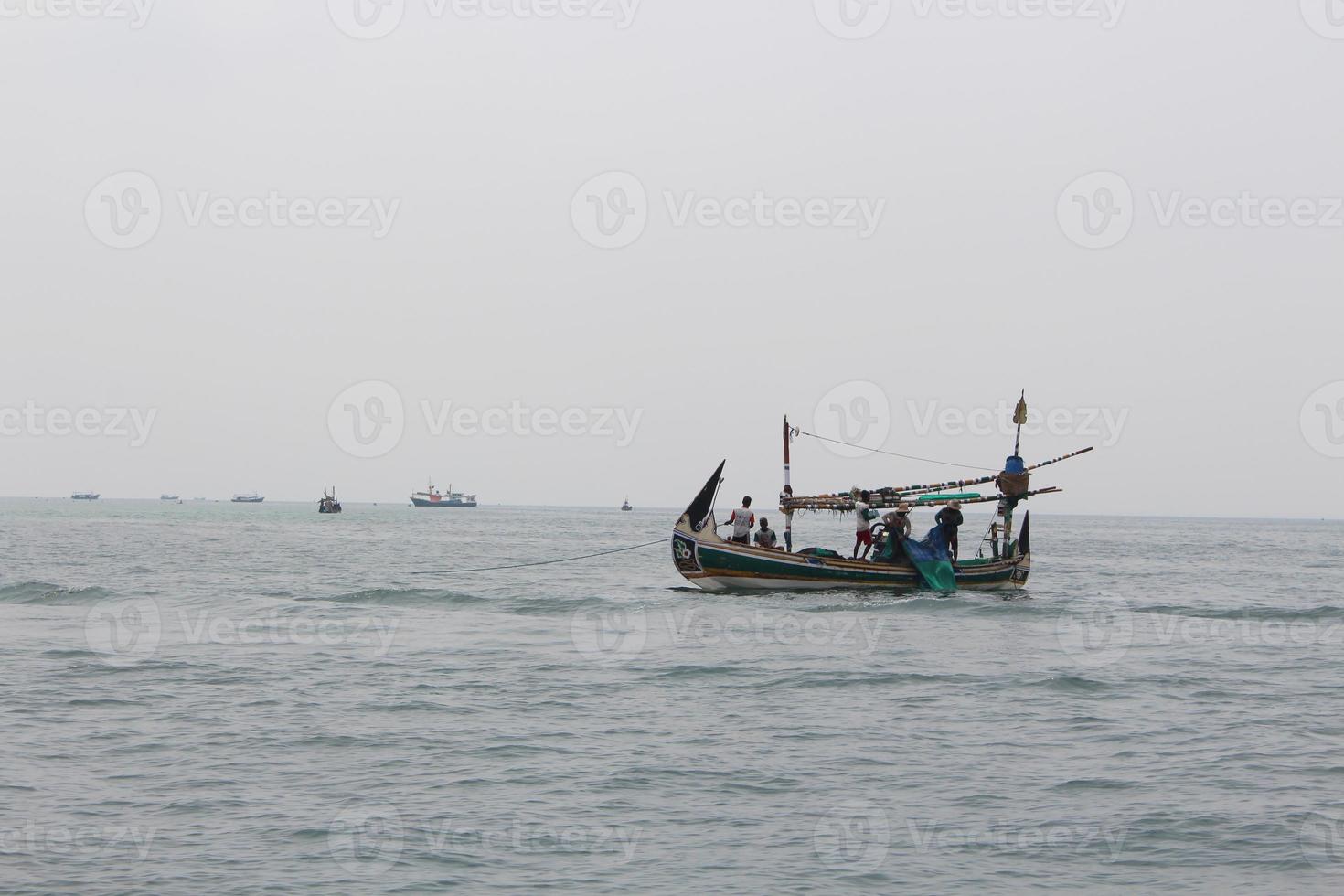 klein visvangst boot het zeilen in een Open Indonesisch zee tegen Doorzichtig lucht. foto