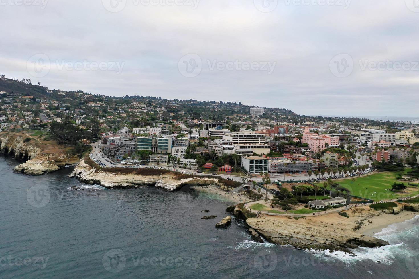 de blauw wateren van de grote Oceaan oceaan kustlijn langs de strand van la jolla, Californië. foto