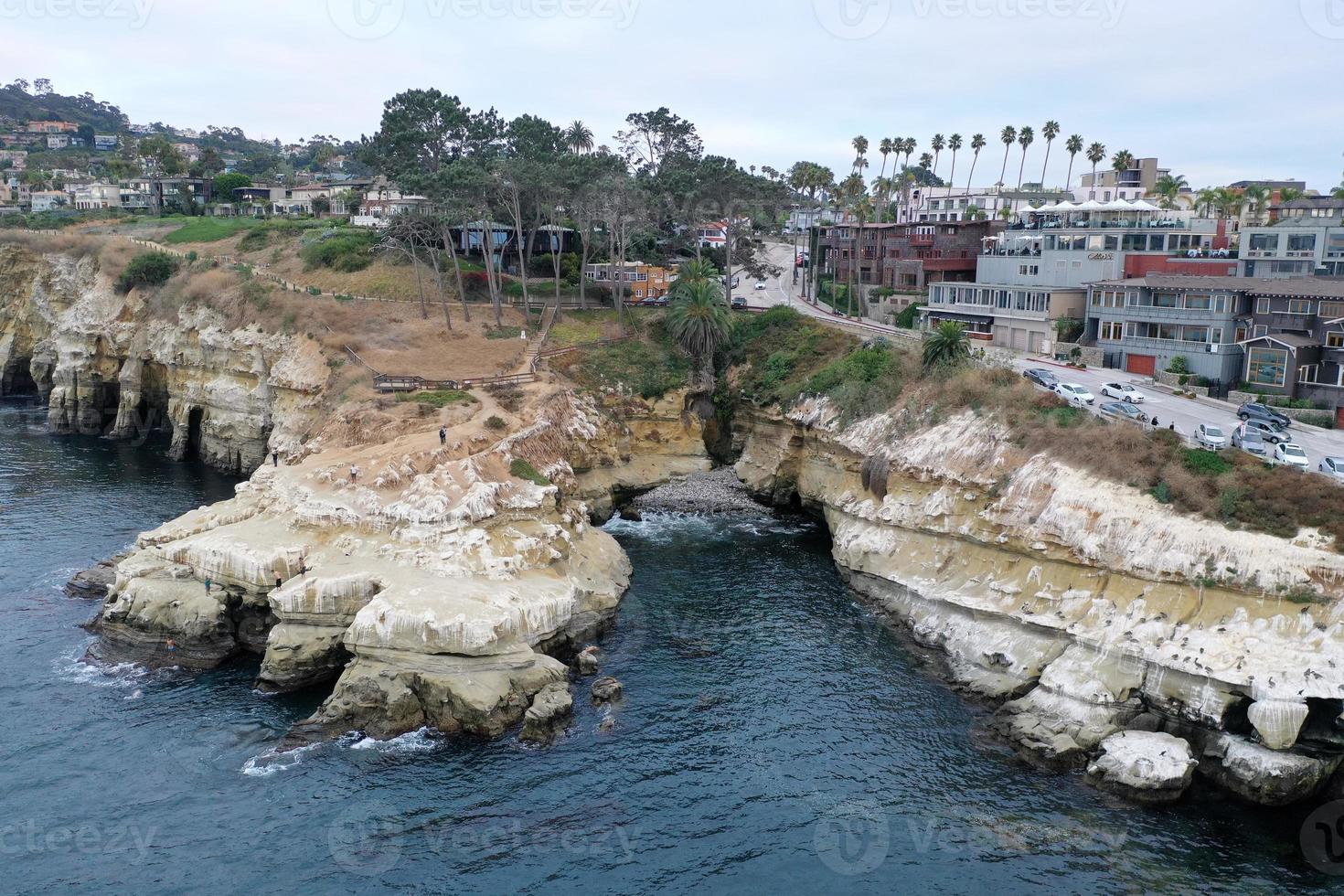 de blauw wateren van de grote Oceaan oceaan kustlijn langs de strand van la jolla, Californië. foto