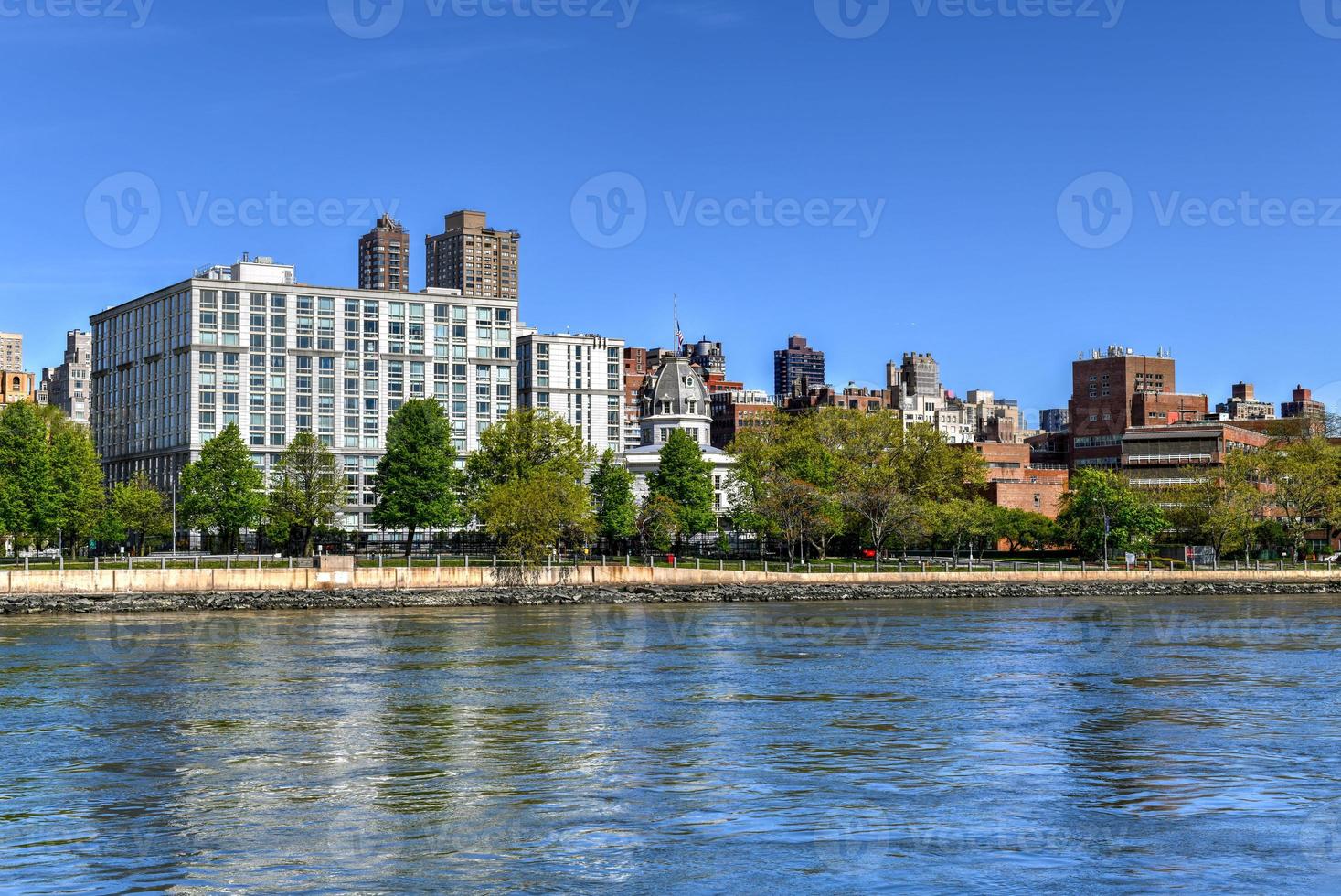 visie van roosevelt eiland van regenachtig park in koninginnen, nieuw york stad. foto