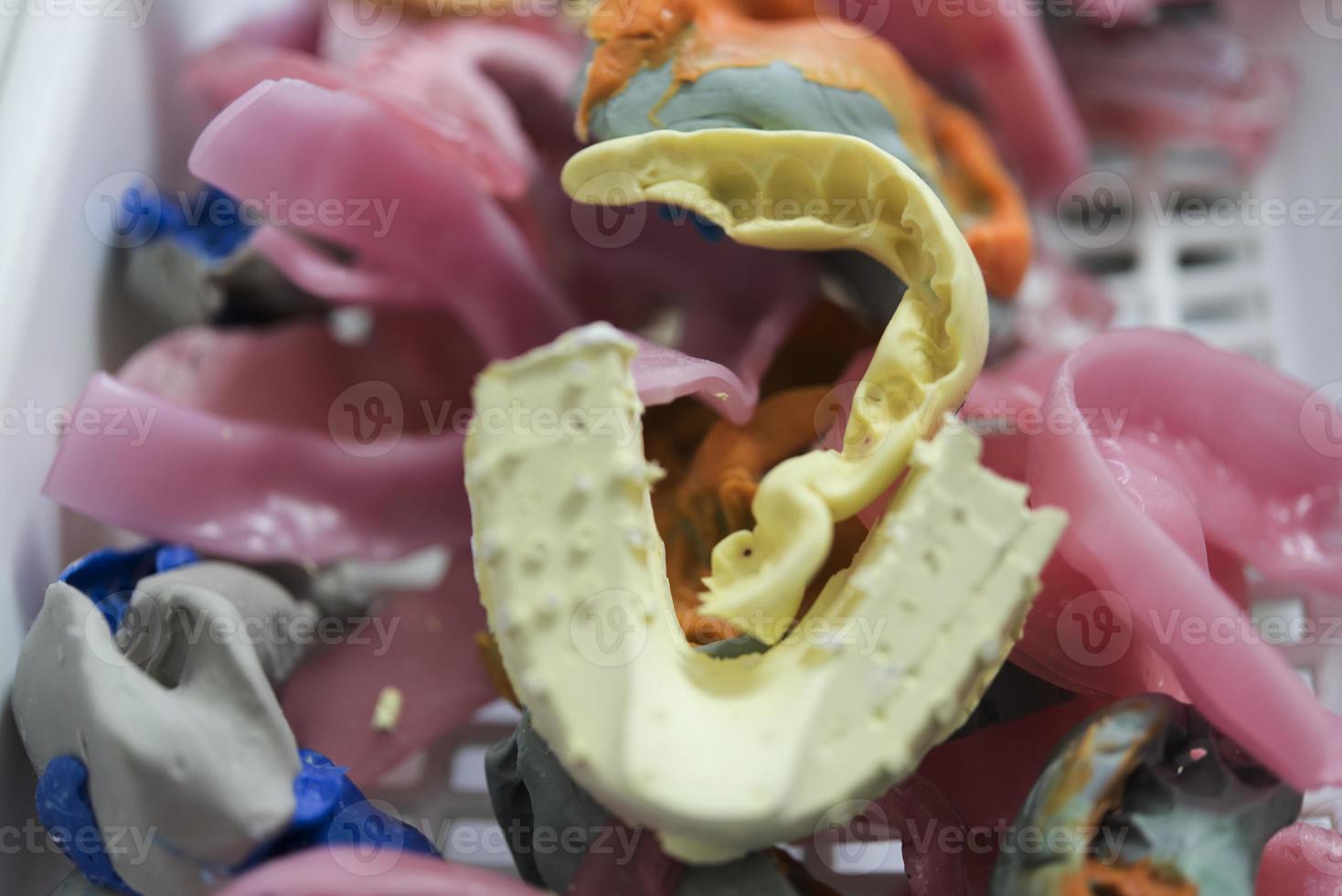kunstgebit. isoleren Aan wit achtergrond acryl prothese van menselijk kaken. de concept van orthopedische tandheelkunde foto