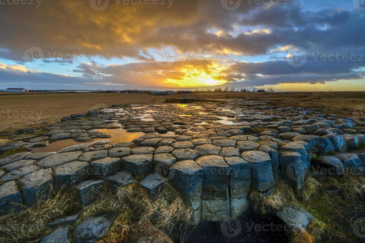 kirkjugolf of kerk verdieping Bij zonsopkomst, IJsland foto