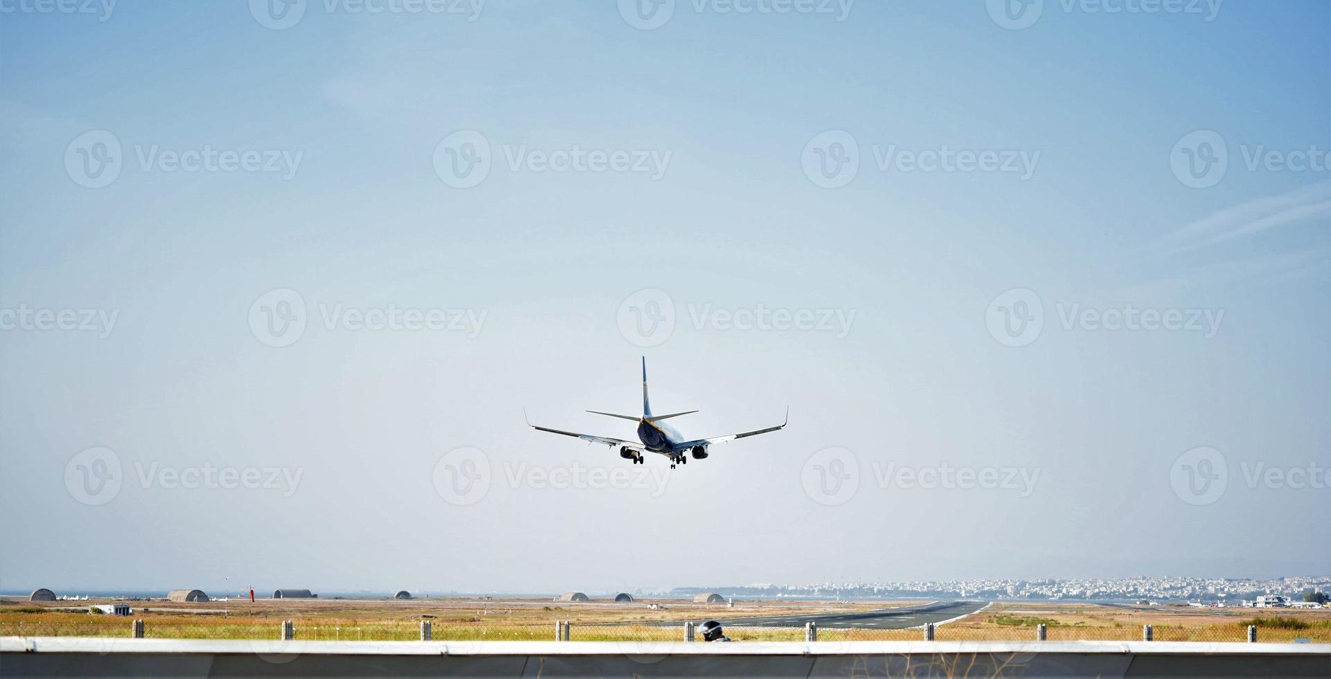 vliegtuig landen Aan de landingsbaan foto