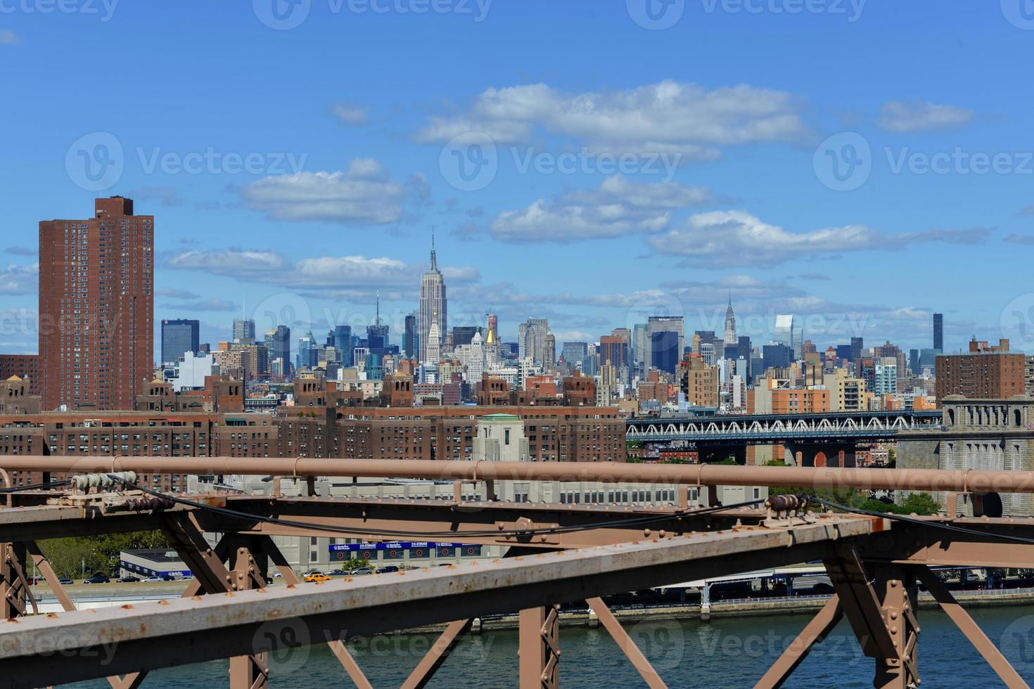 visie van de nieuw york stad horizon van de Brooklyn brug. foto