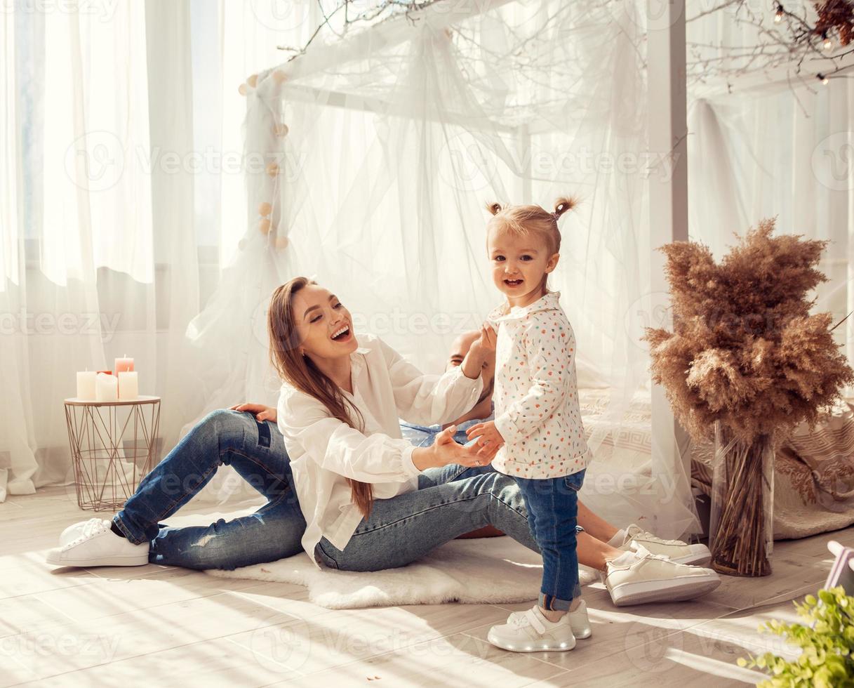 jong familie Bij huis in ltgh slaapkamer met hun dochter foto