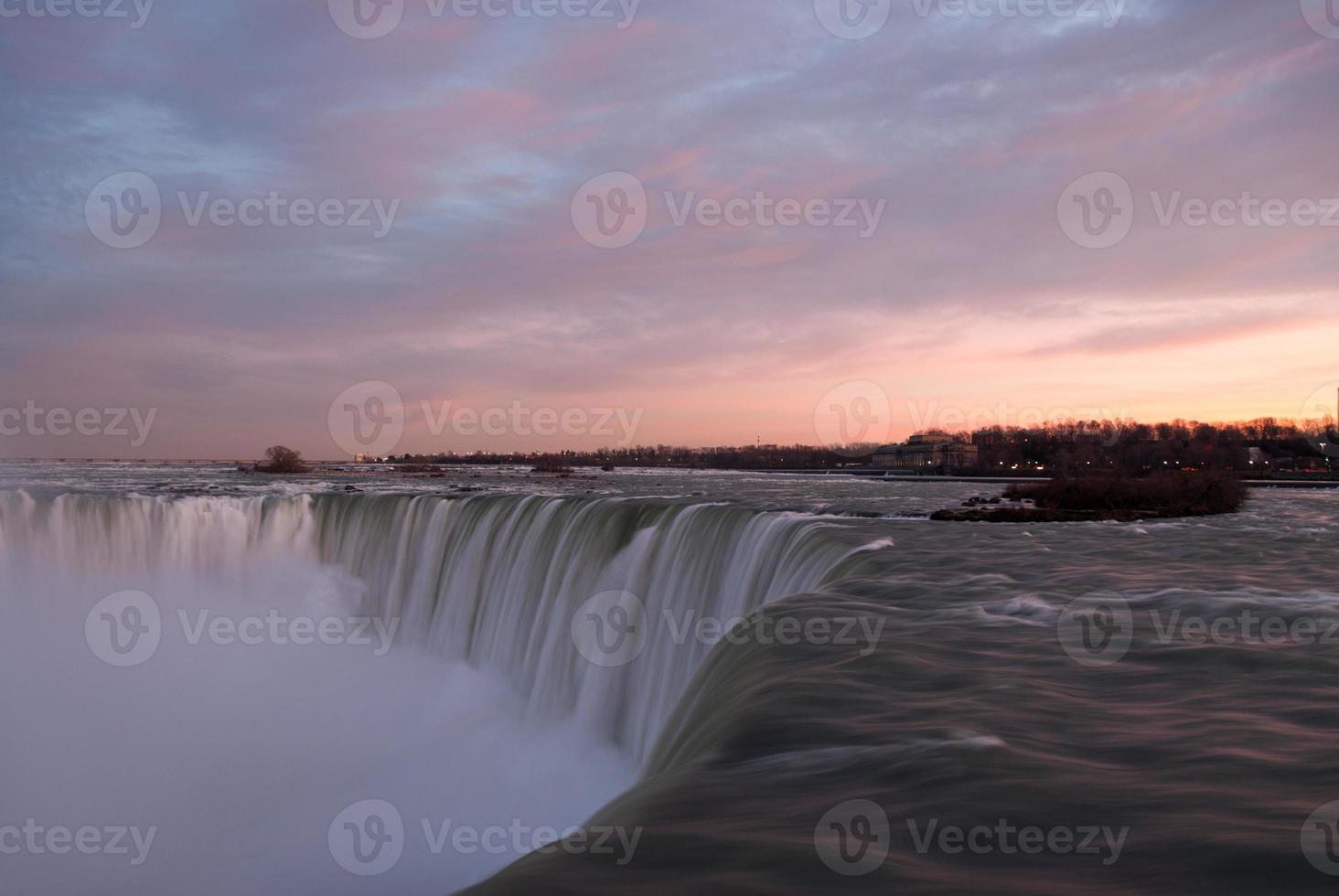 Niagara valt Bij zonsondergang van de Canadees kant. foto