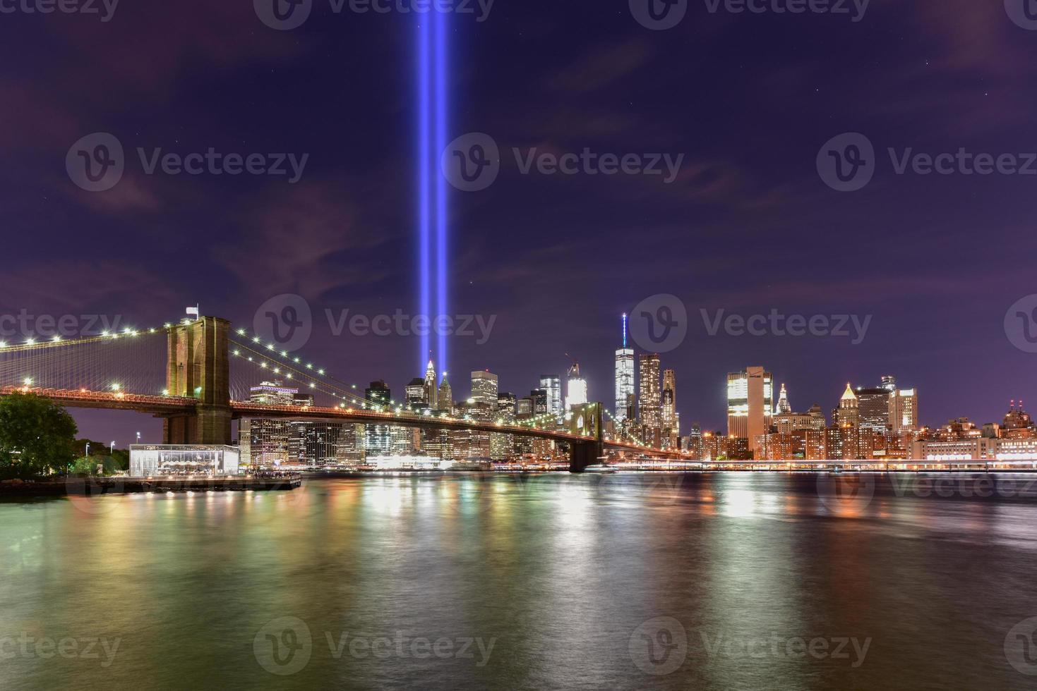 nieuw york stad Manhattan downtown horizon Bij nacht met de eerbetoon in licht in geheugen van september 11. foto