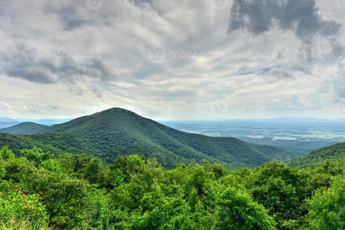 visie van de shenandoah vallei en blauw nok bergen van shenandoah nationaal park, Virginia foto