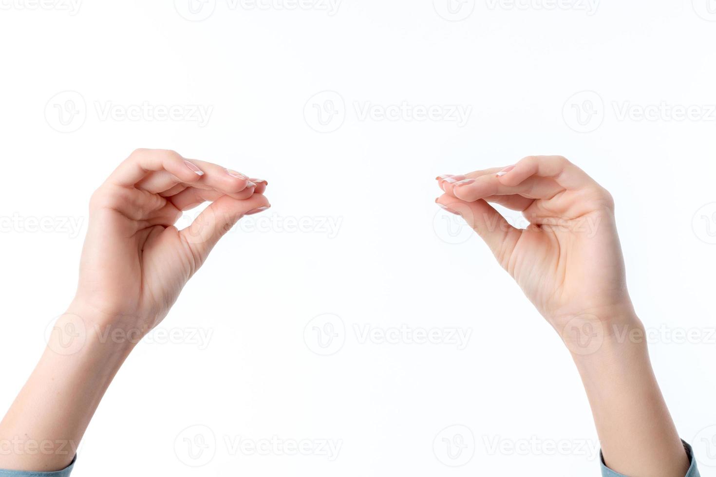 twee vrouw handen een tegenover de andere tonen de gebaar met zijn vingers geklemd geïsoleerd Aan wit achtergrond foto