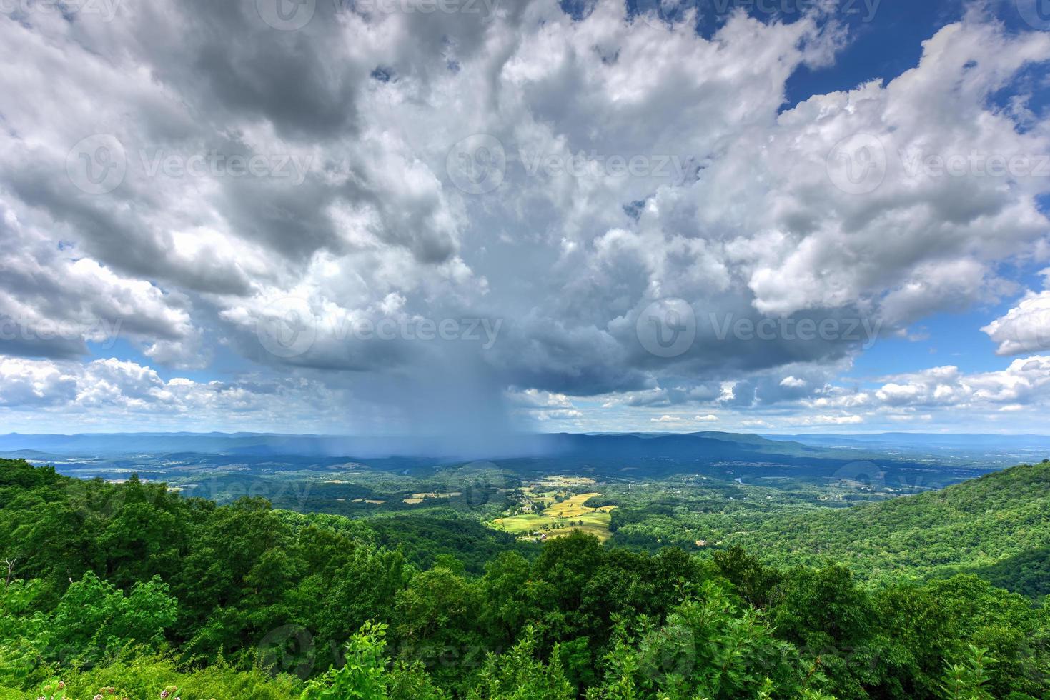 visie van de shenandoah vallei en blauw nok bergen van shenandoah nationaal park, Virginia foto