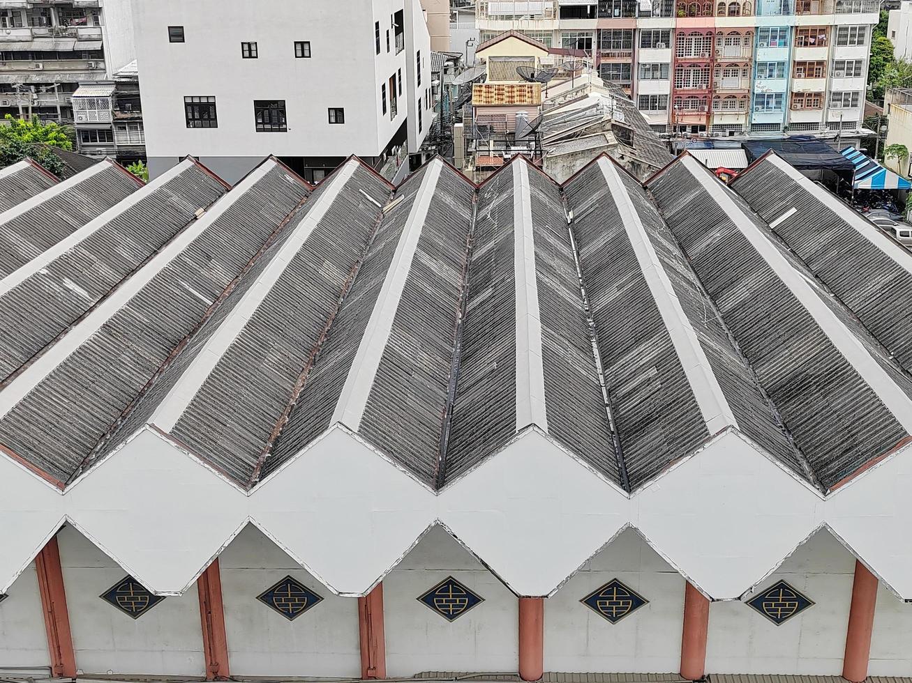 visie van de daken van gebouwen in de stad in Thailand foto