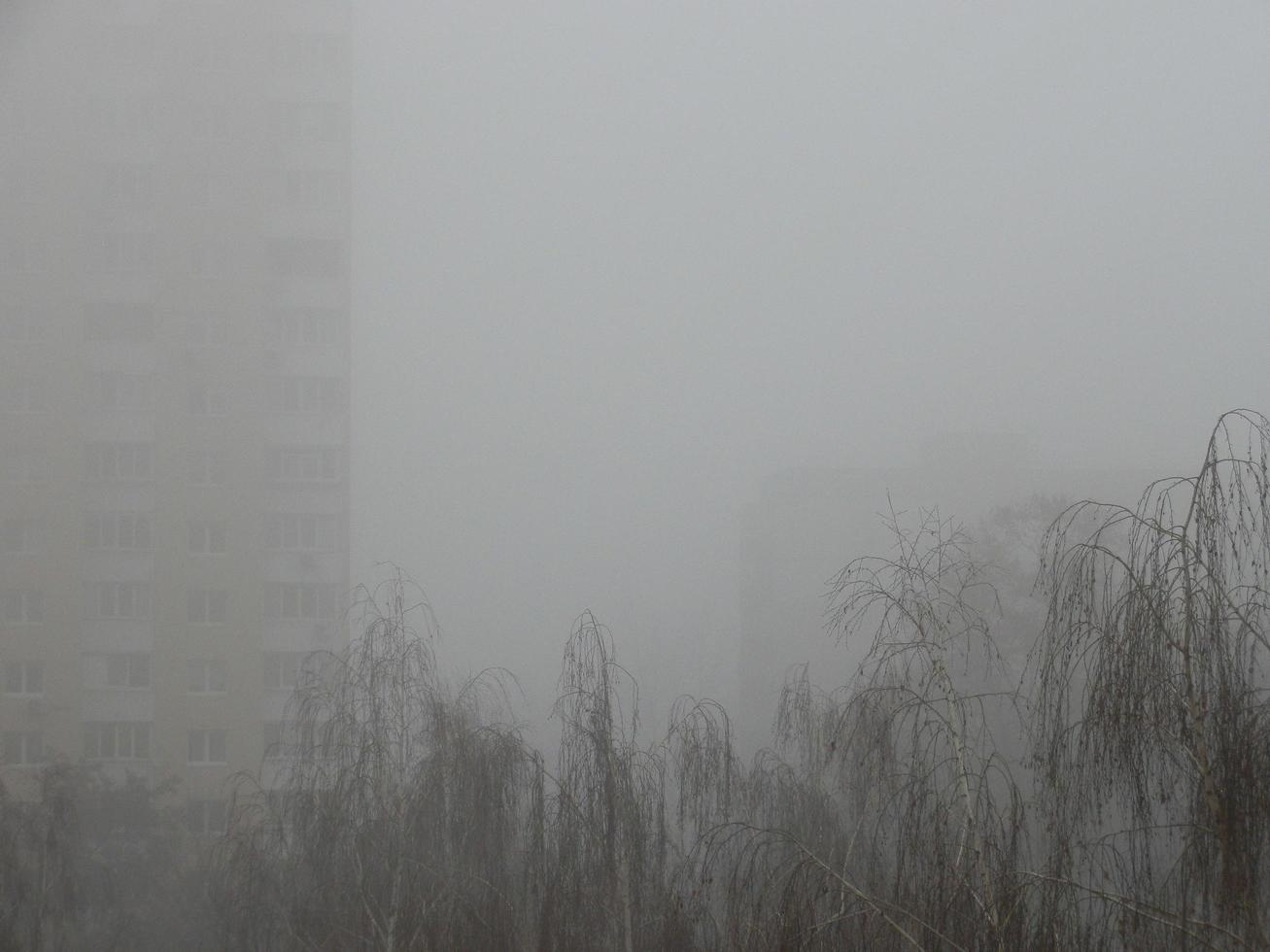 mistig stad met de huizen foto