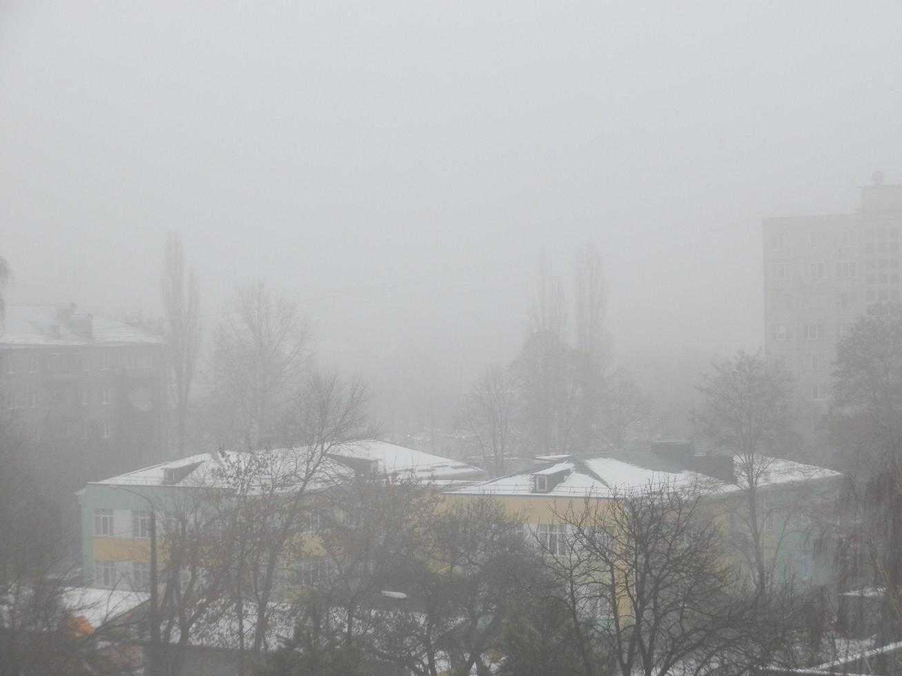 mistig stad met de huizen foto