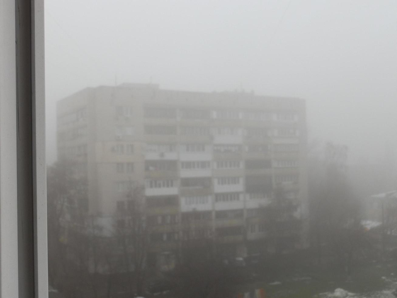 mistig stad met de huizen foto