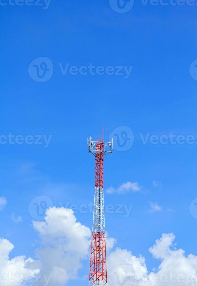 hoog telefoon polen zijn klaar naar verdelen internet en telefoon signalen voor de openbaar naar maken vol gebruik van hen tegen de achtergrond van de mooi natuurlijk middag wit en blauw lucht. foto