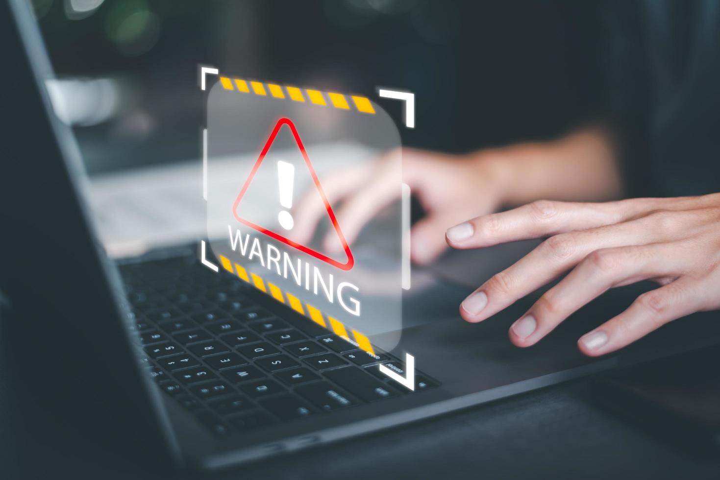 zakenman gebruik makend van een laptop naar werk, alert en buitenlands lichaam detectie, spyware virus, internet netwerk veiligheid begrip, internet veiligheid controle systeem, waarschuwingen naar kijk maar uit voor Gevaar foto