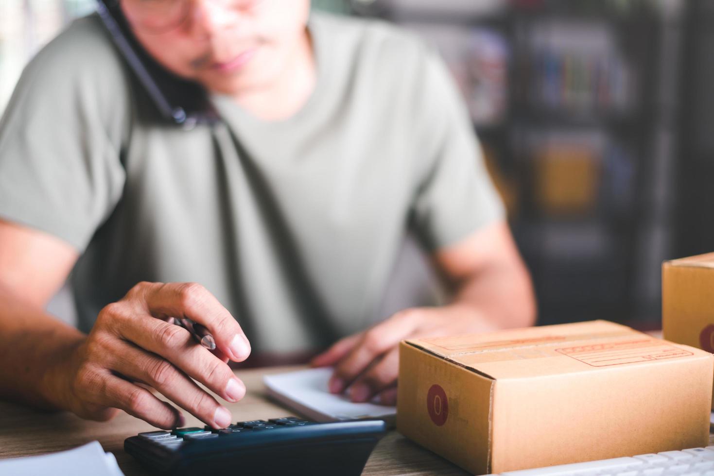 opstarten of klein bedrijf ondernemer, maken een Notitie van de levering adres van de klantenorder beheer in online winkels, boodschappen doen Aan de internetten, verkopen online Aan de internet,mkb,e-commerce, foto