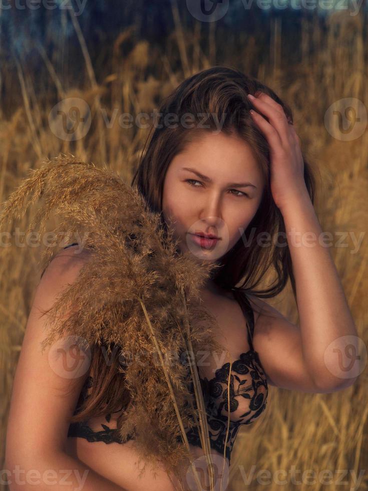 mooi meisje staand in de riet foto