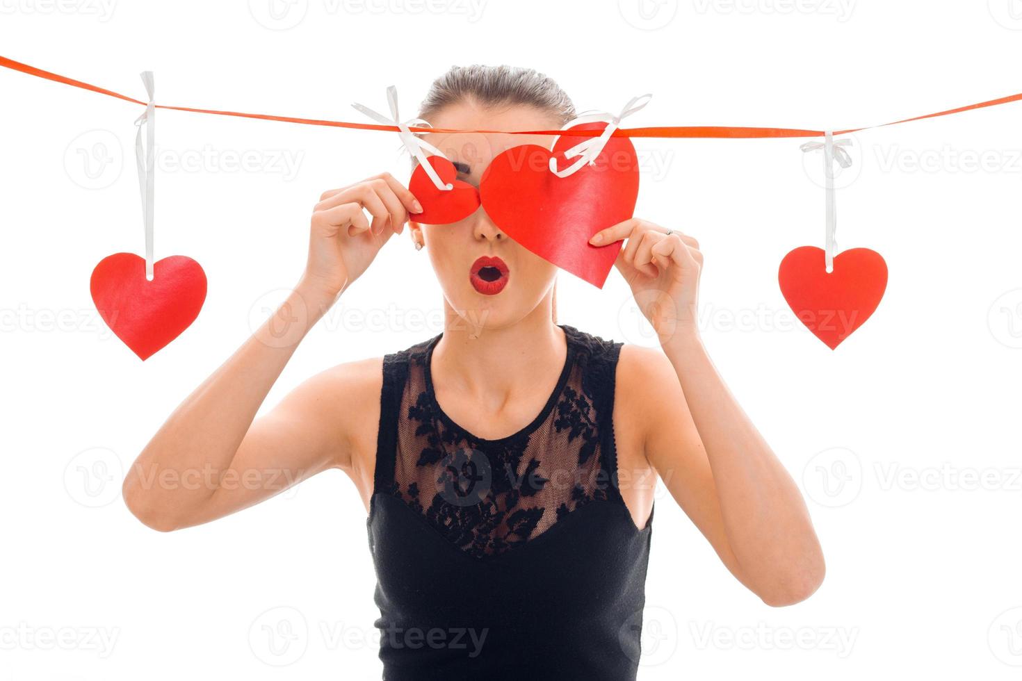 jong schattig vrouw met rood lippen voorbereidingen treffen naar vieren valentijnsdag dag met hart symbool in studio geïsoleerd Aan wit achtergrond foto