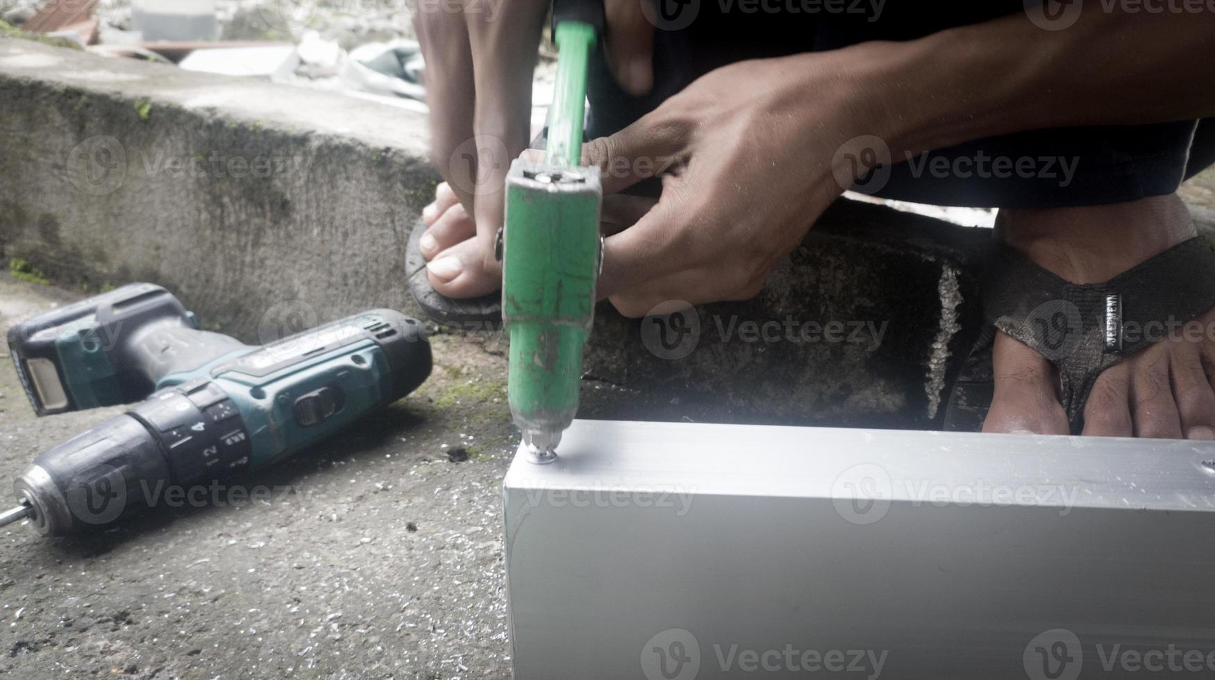 handleiding klinken gereedschap naar Verbinden bord omslag. foto