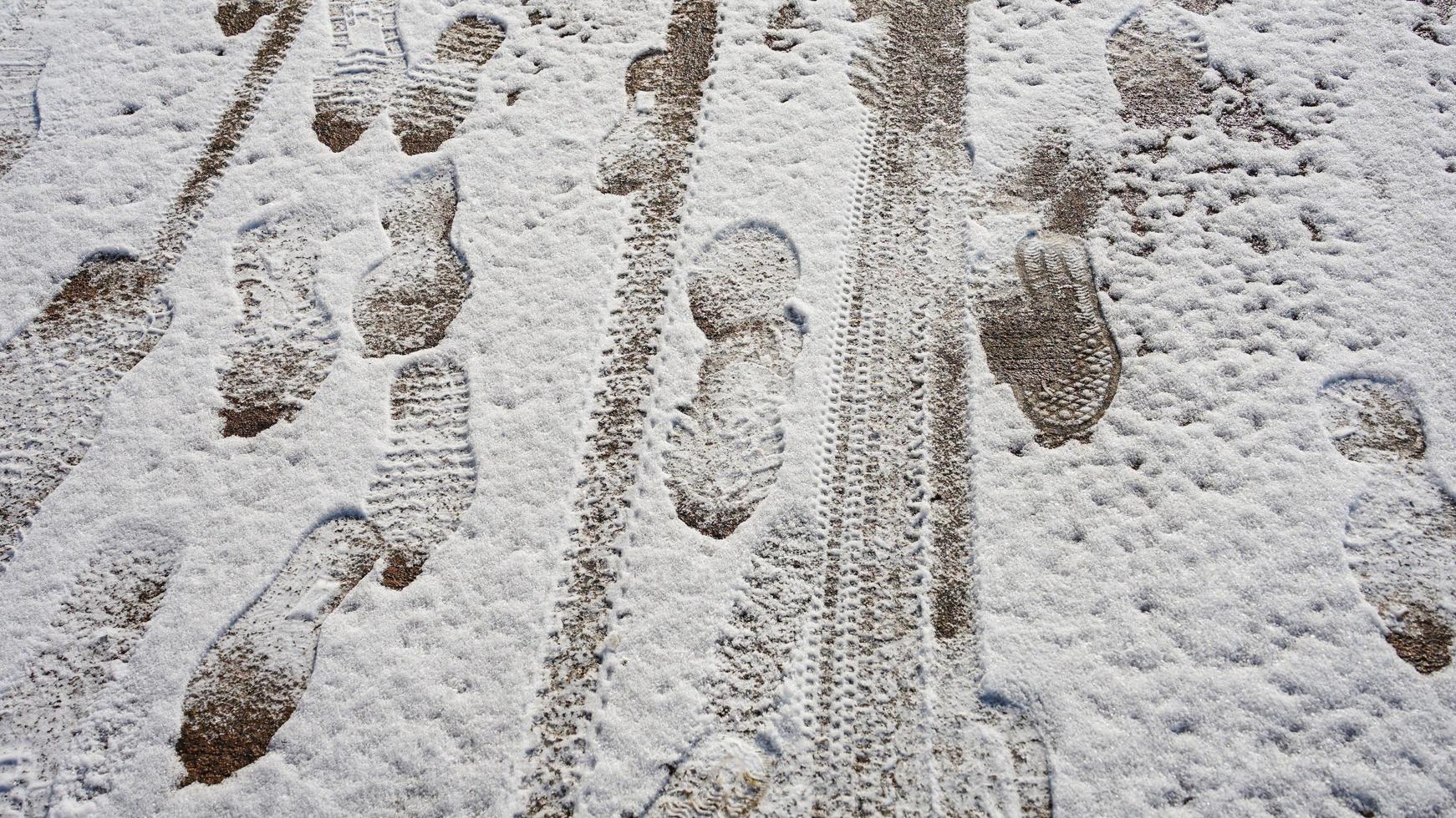 ik nam een afbeelding van de sneeuw voetafdruk Aan de manier. foto