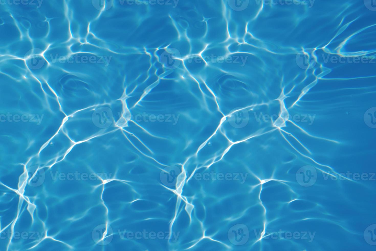 onscherp wazig transparant blauw gekleurde Doorzichtig kalmte water oppervlakte structuur met spatten en bubbels. modieus abstract natuur achtergrond. water golven in zonlicht met bijtende middelen. blauw water stralend foto
