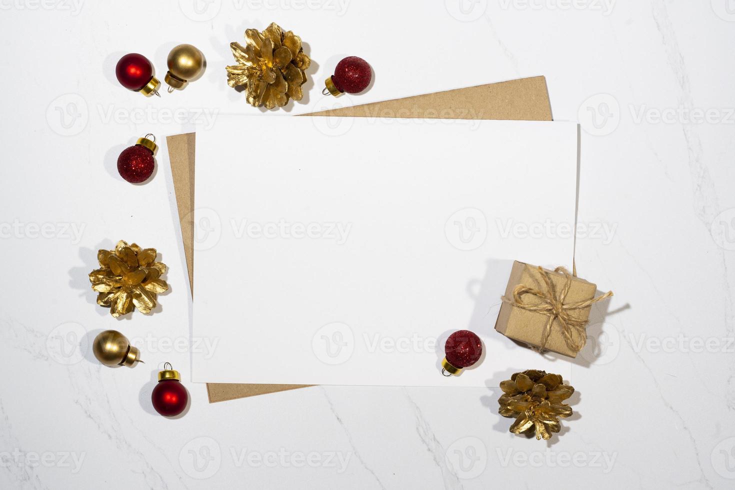 Kerstmis boom met cadeaus Aan de tafel foto