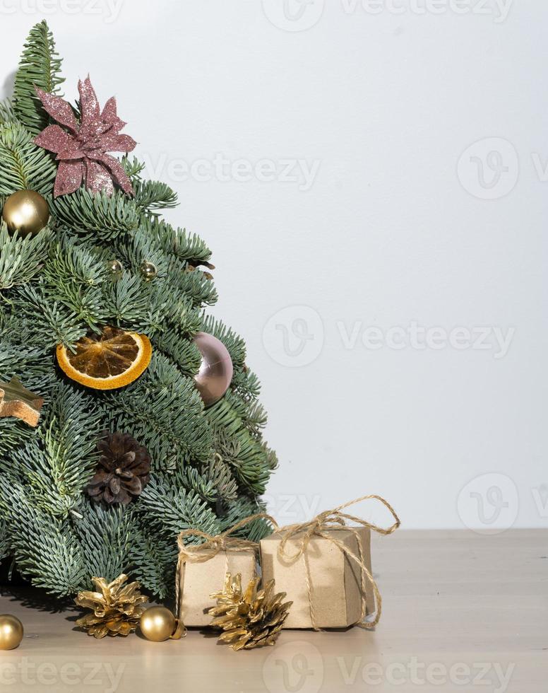 Kerstmis boom met cadeaus Aan de tafel foto