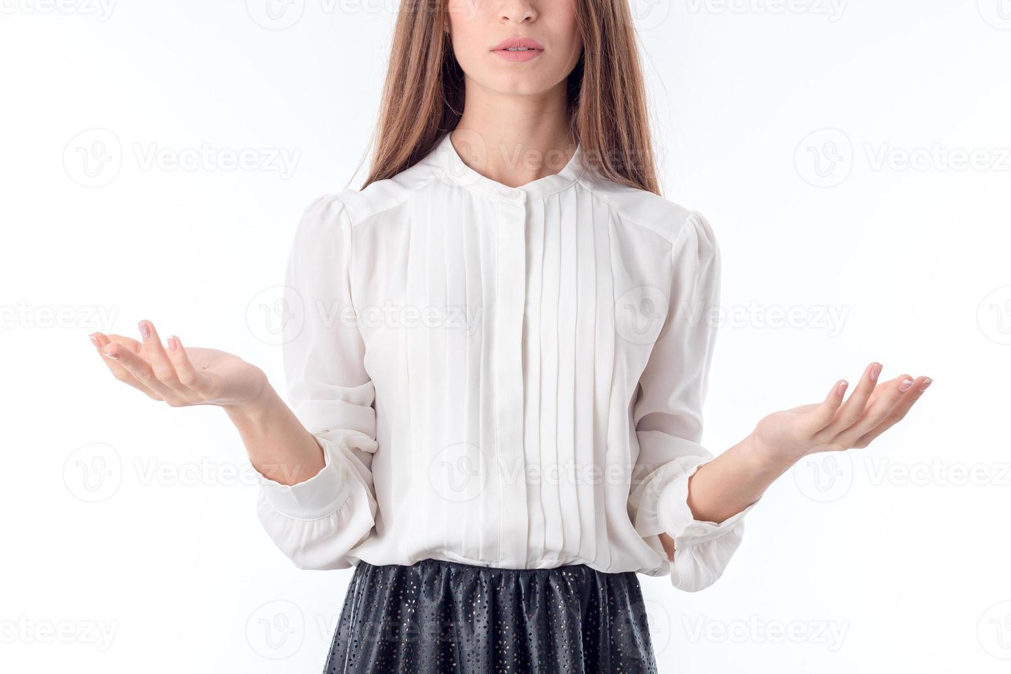 meisje in overhemd verhoogt handen Aan partijen is geïsoleerd een wit achtergrond foto
