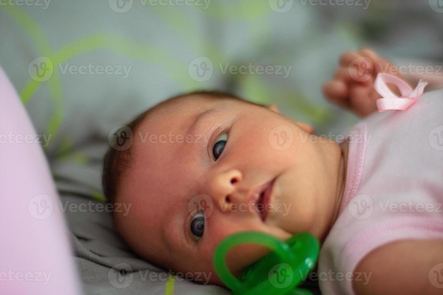 detailopname portret van een mooi weinig baby meisje foto