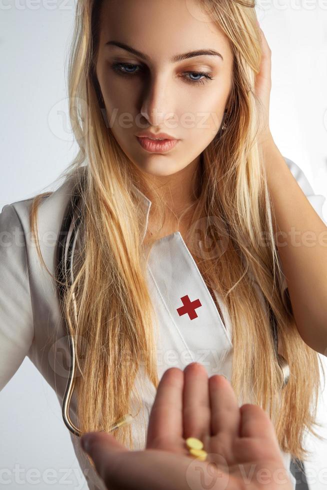 jong volwassen verpleegster nemen een pillen foto