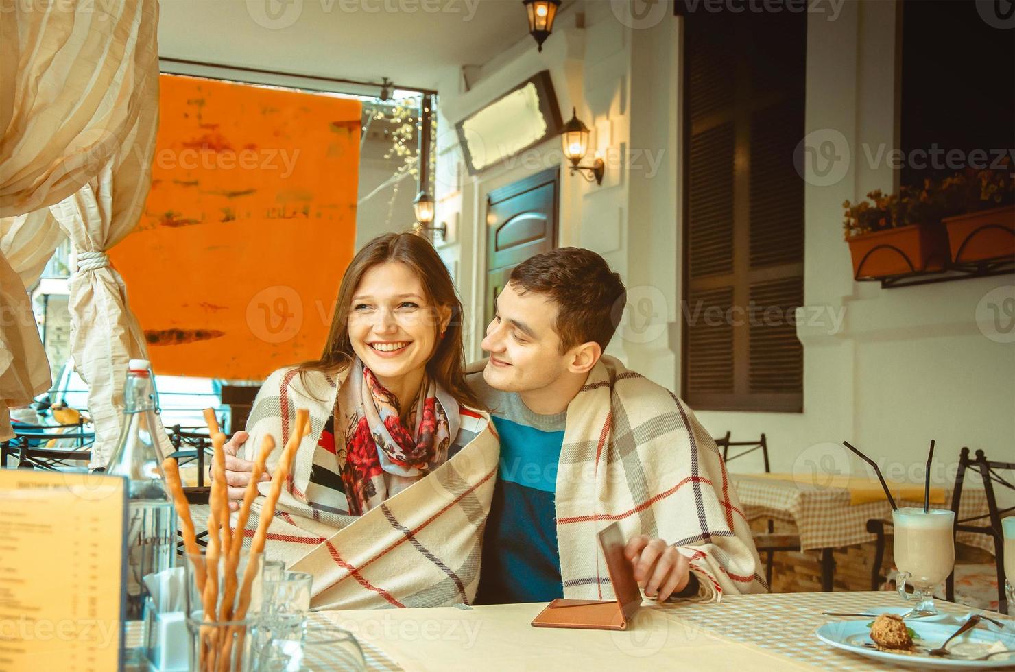 jong paar in liefde hebben pret Aan een datum foto