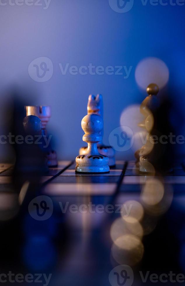 schaak bord met schaak stukken Aan blauw achtergrond. concept van bedrijf ideeën en wedstrijd en strategie ideeën. wit pion dichtbij omhoog. foto