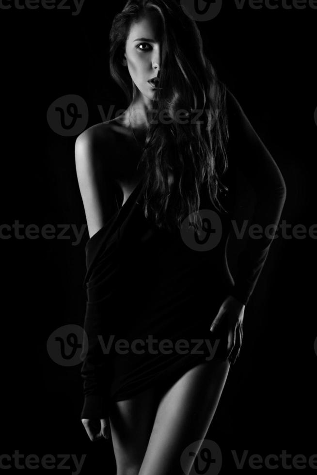 zwart en wit foto van sexy vrouw Aan zwart achtergrond