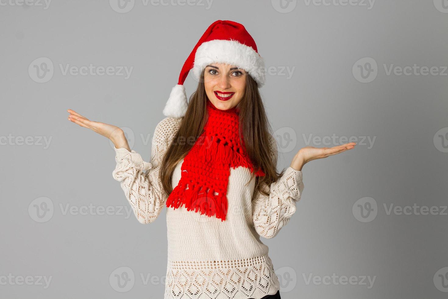 meisje in de kerstman hoed en rood sjaal foto