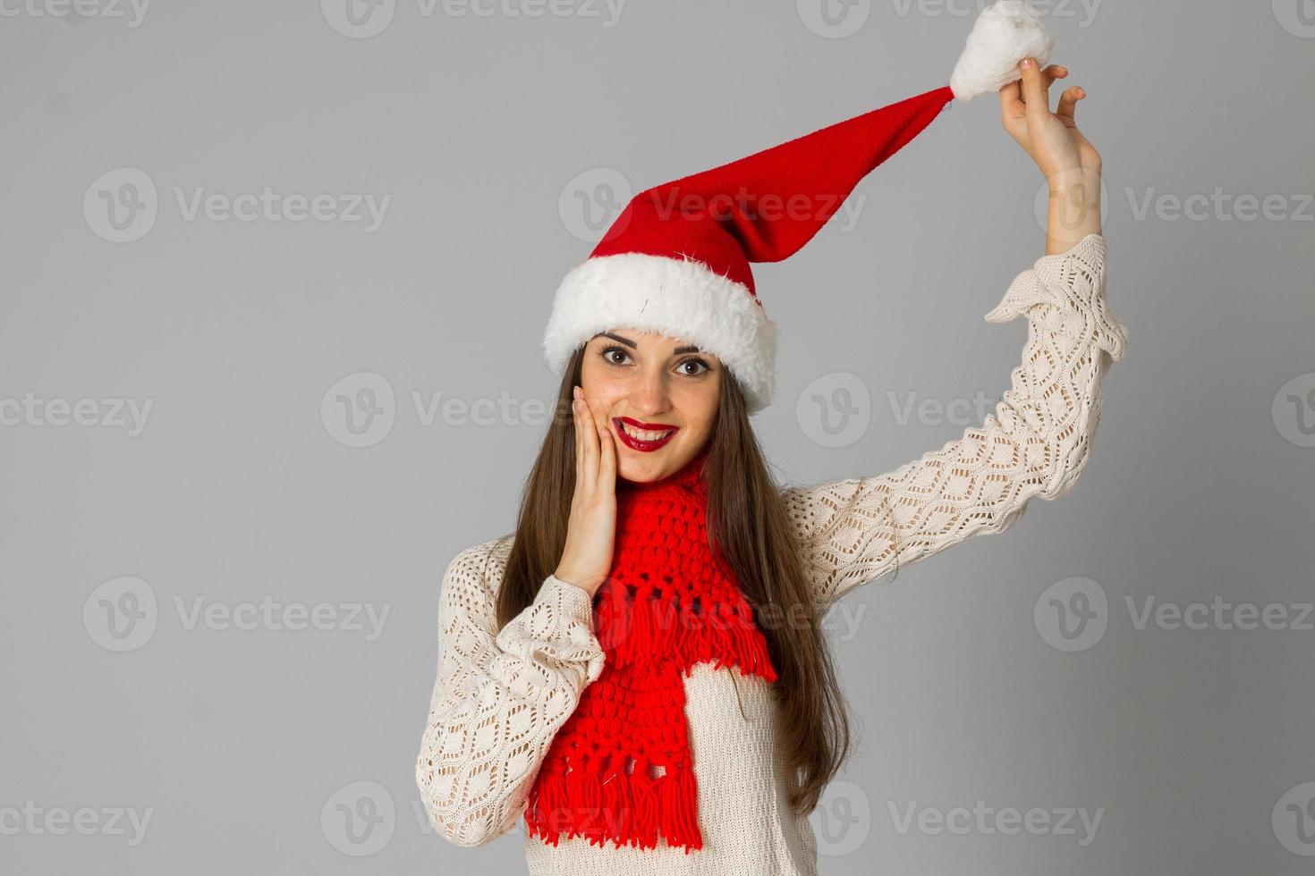 meisje in de kerstman hoed en rood sjaal foto