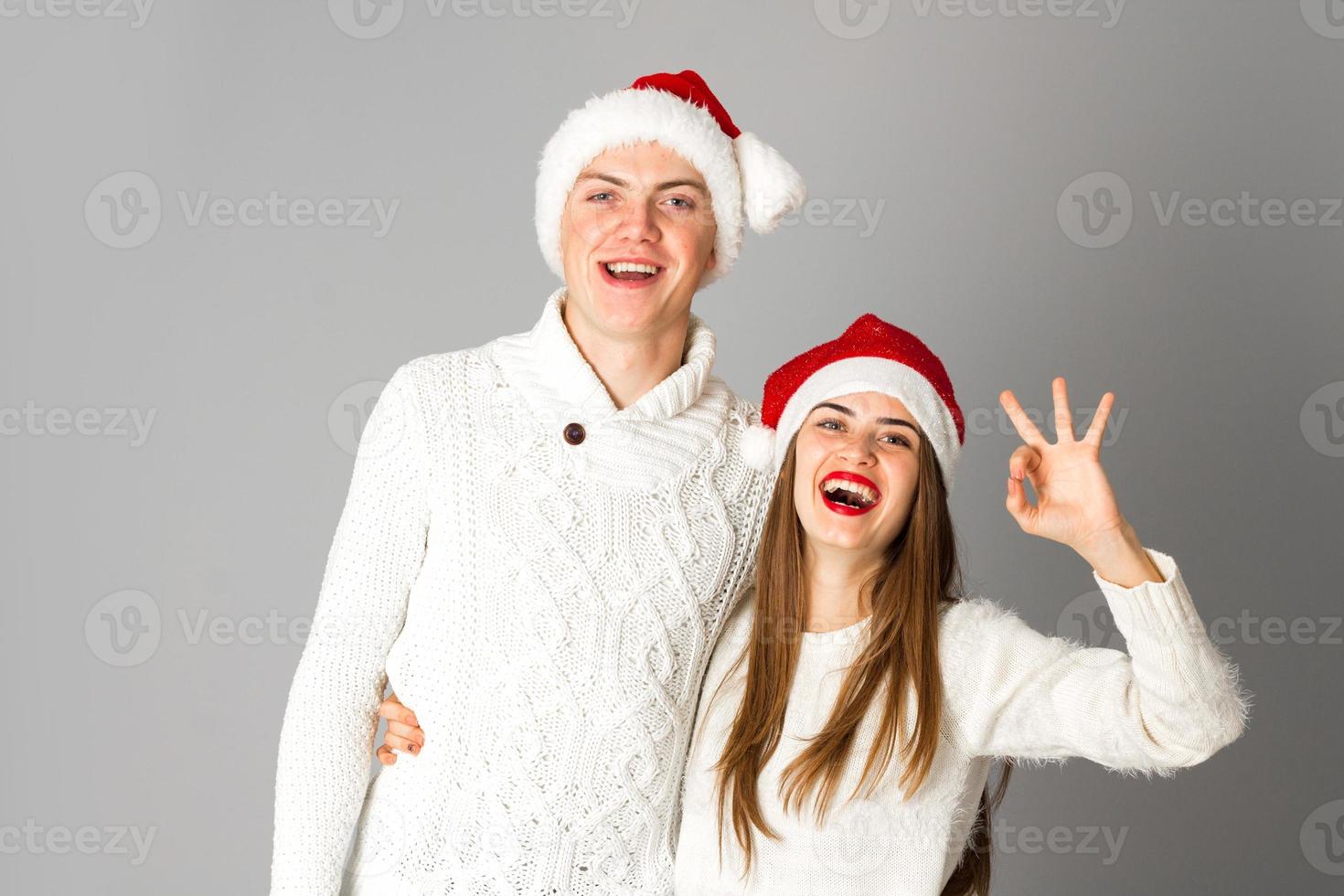 paar vieren Kerstmis in studio foto