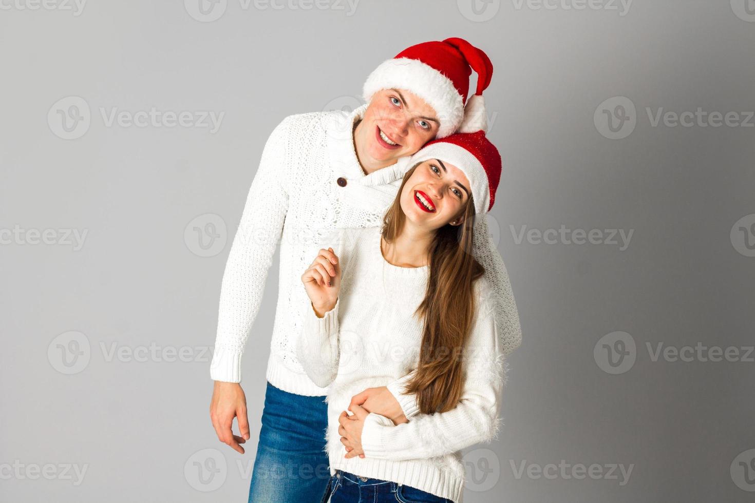 paar vieren Kerstmis in studio foto