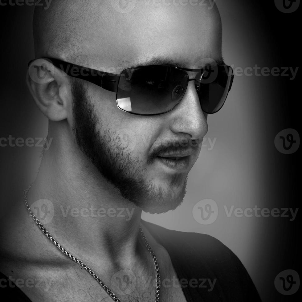 onverzadigd foto van Kaukasisch mannetje in zonnebril op zoek weg