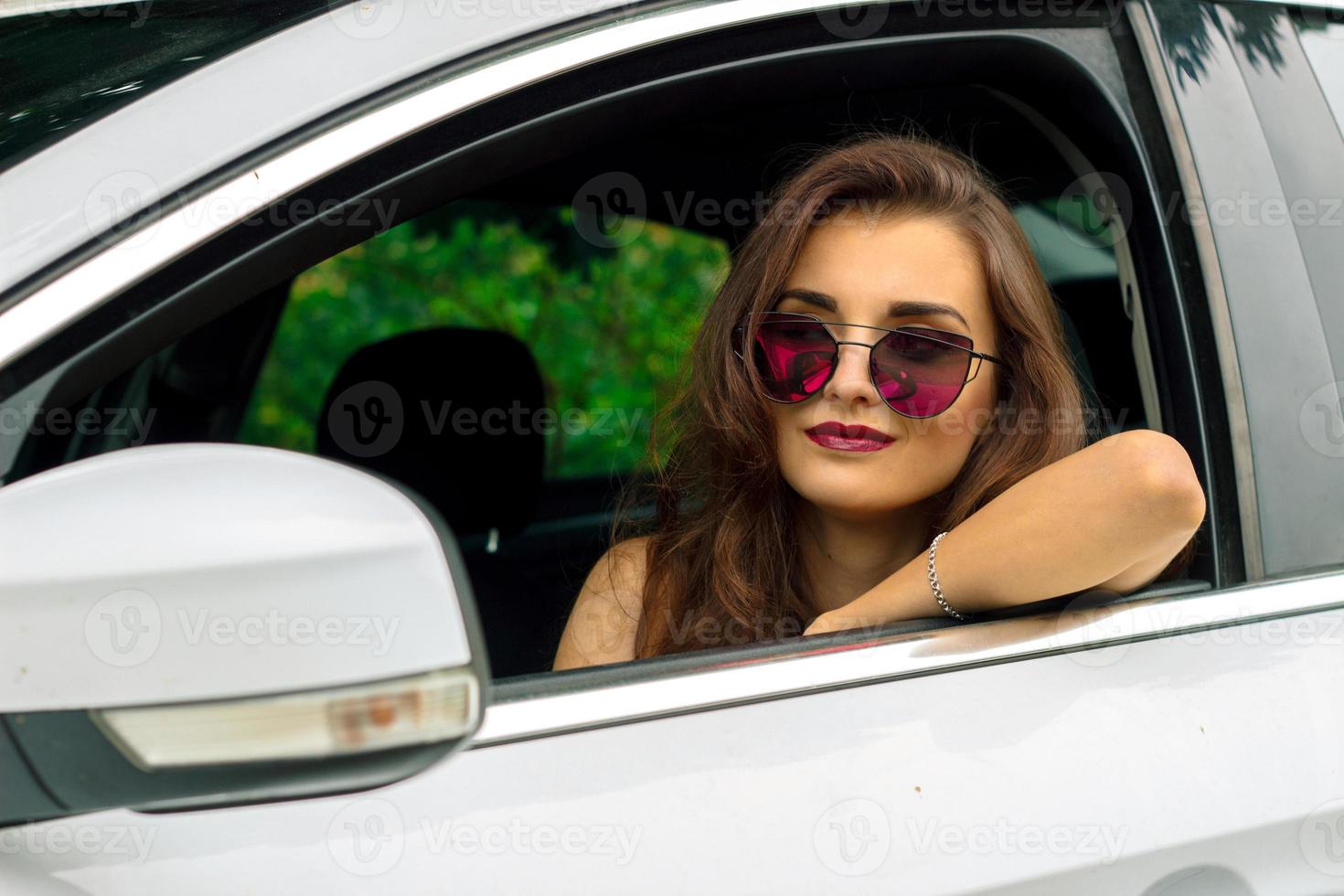 portret van mooi mode meisje in zonnebril in de auto foto