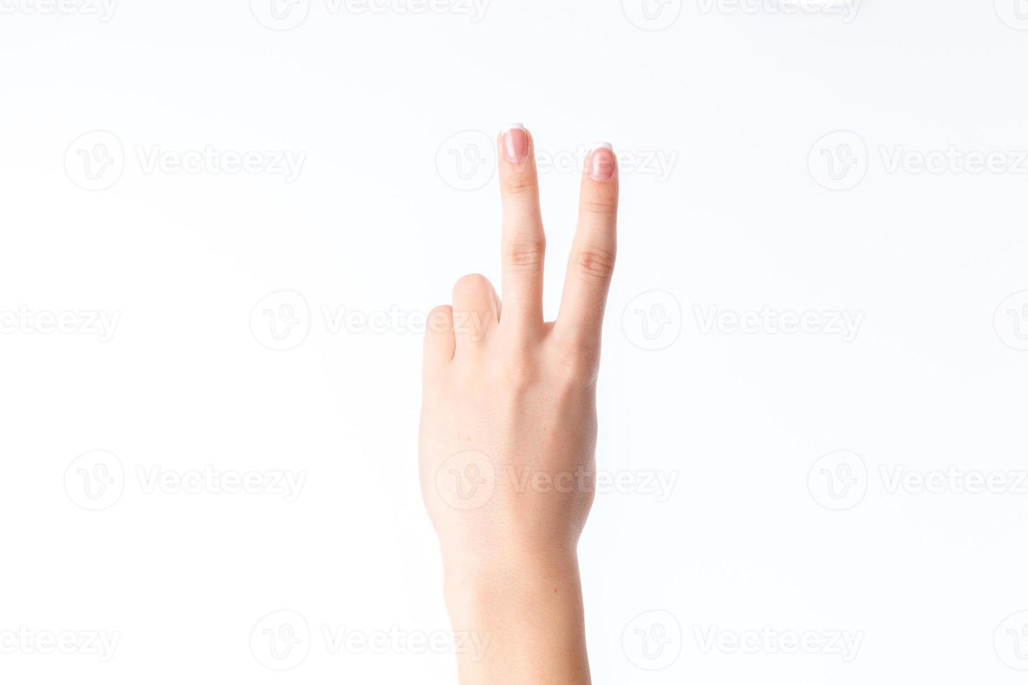 vrouw hand- verheven omhoog en tonen twee vingers is geïsoleerd Aan een wit achtergrond foto