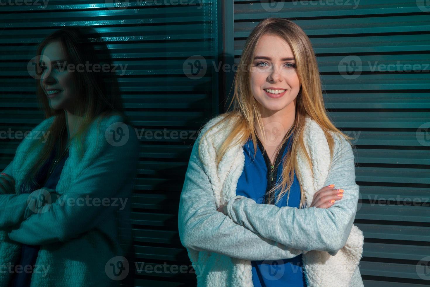 vrouw poseren in de buurt spiegel foto