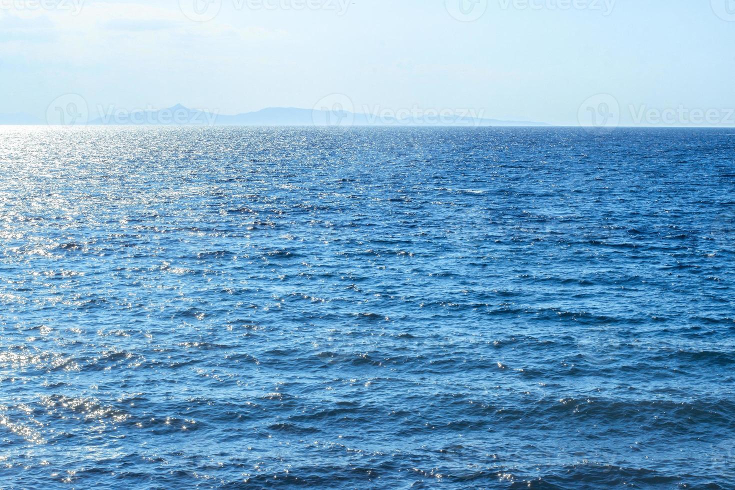 zeegezicht blauw water en golven foto