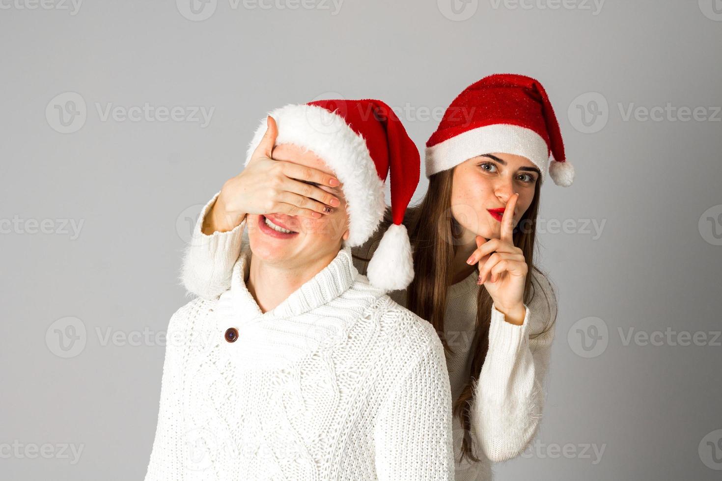 paar in liefde viert Kerstmis in de kerstman hoed foto