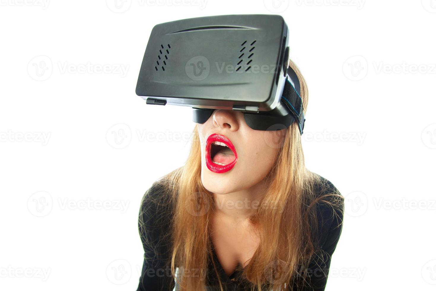 vrouw in virtueel realiteit helm foto