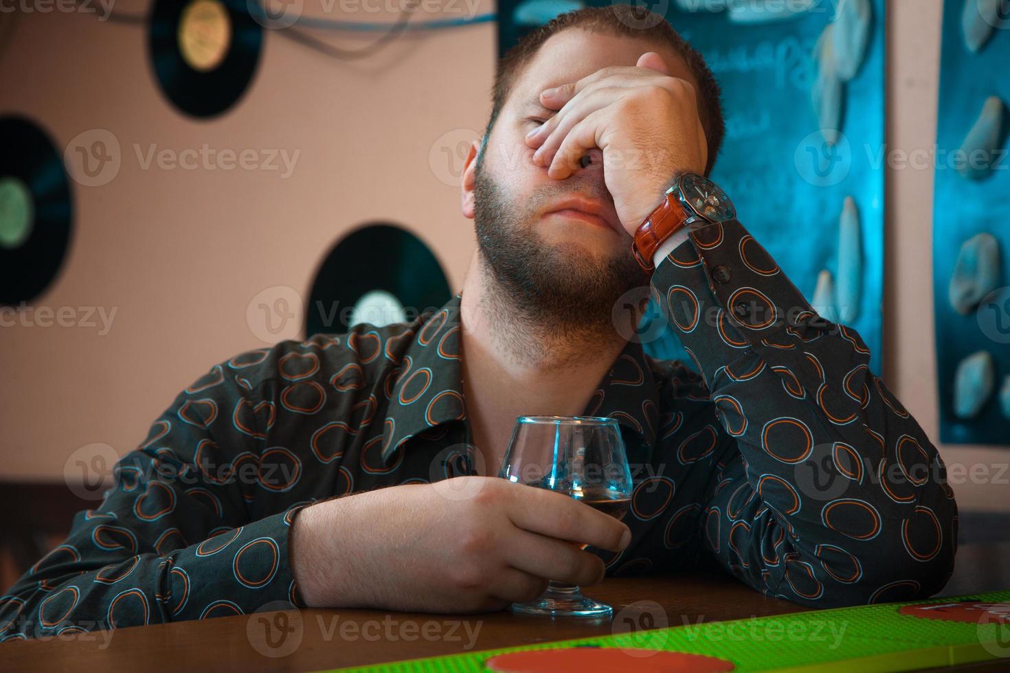 horizontaal foto van dronken Mens met een glas van brandewijn Bij de bar