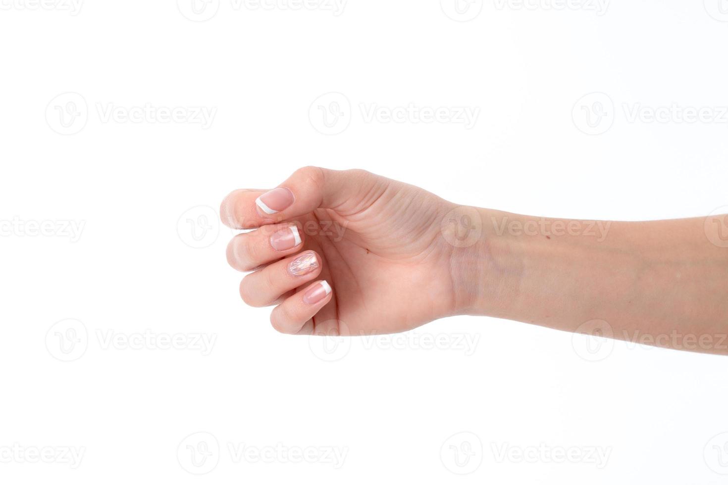 vrouw hand- uitgestrekt naar de kant met knieën krom de palm van uw vingers is geïsoleerd Aan een wit achtergrond foto