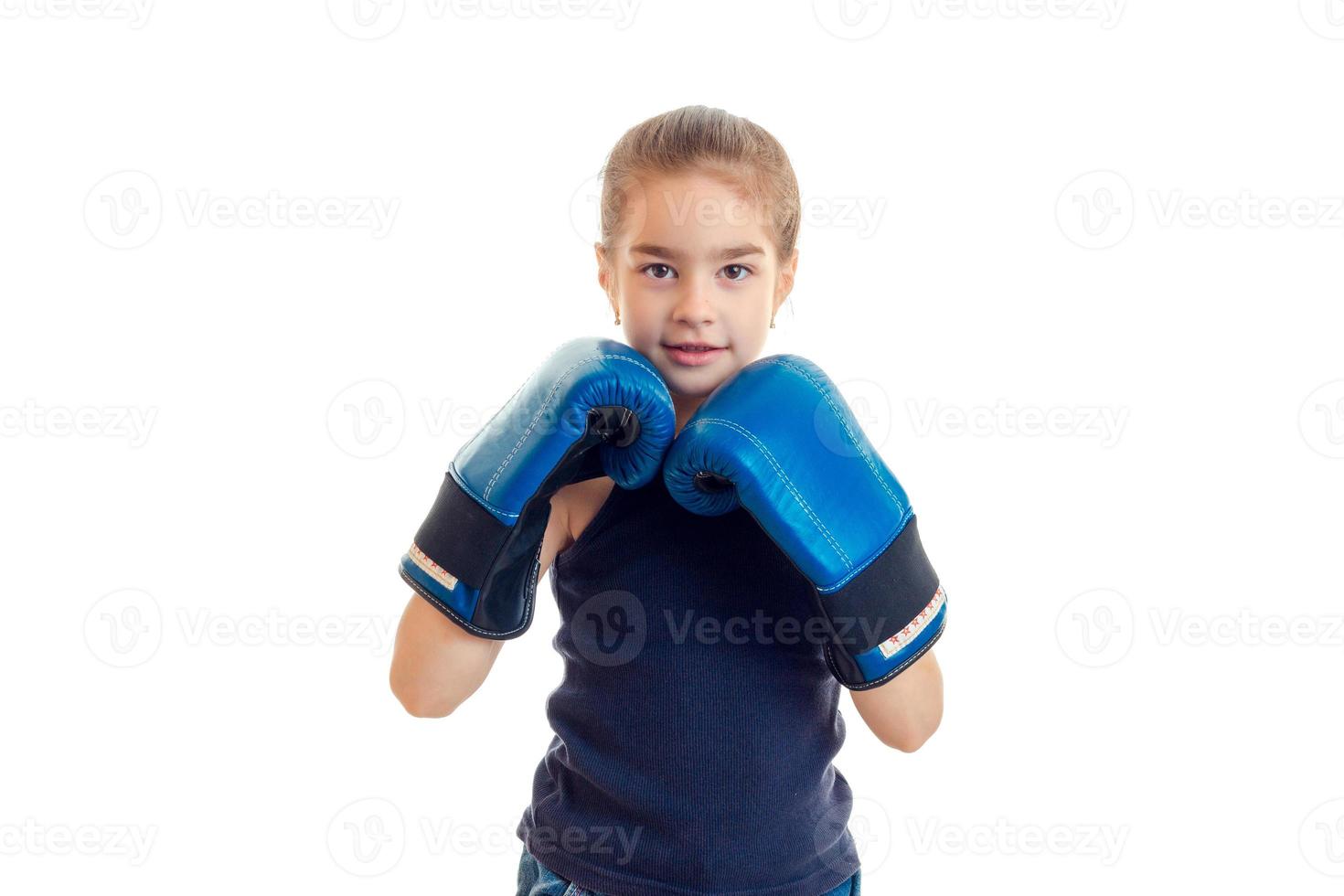 weinig jong meisje beoefenen boksen foto