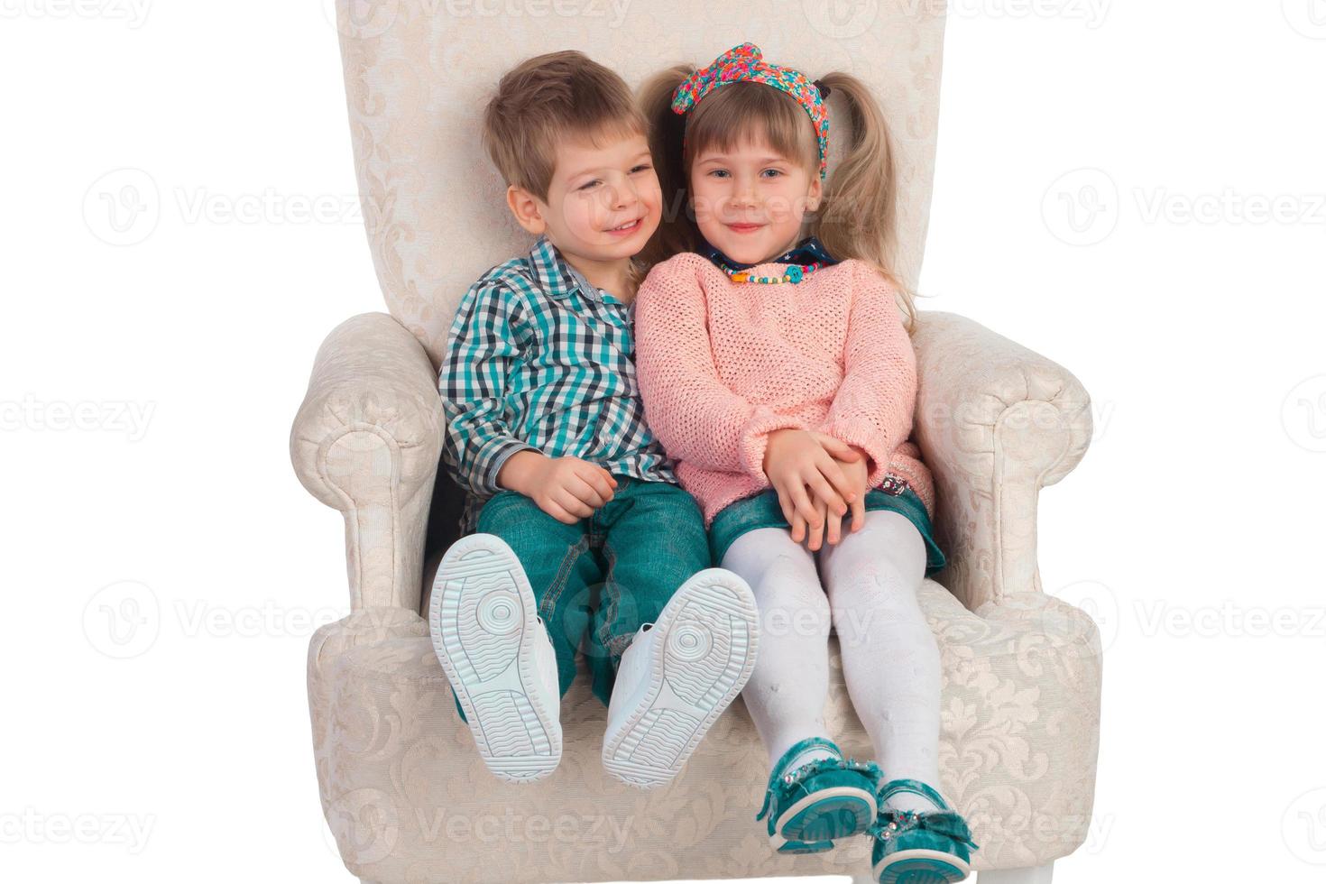 kinderen zitten in een stoel foto